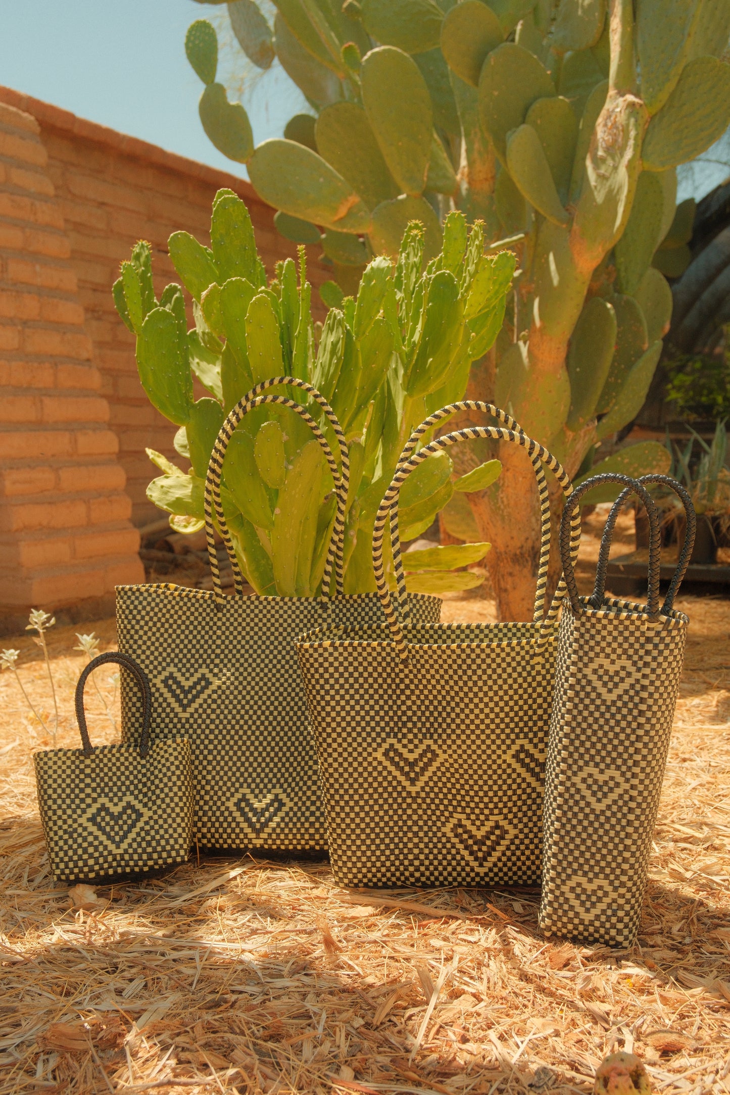 Hand-woven Heart Tote - Black