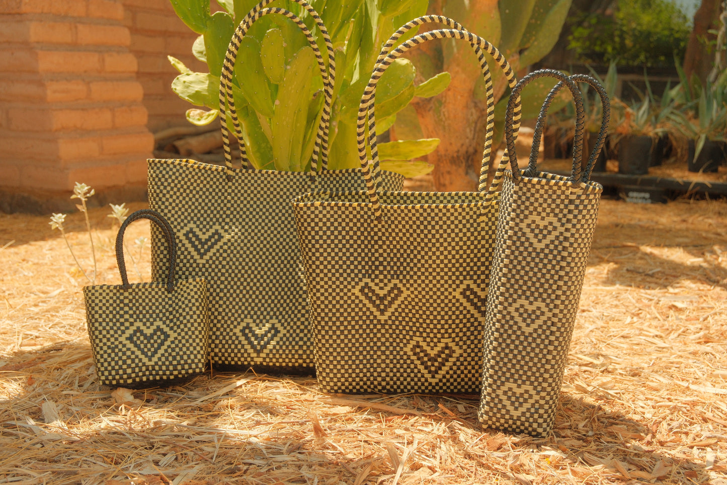 Hand-woven Heart Tote - Black