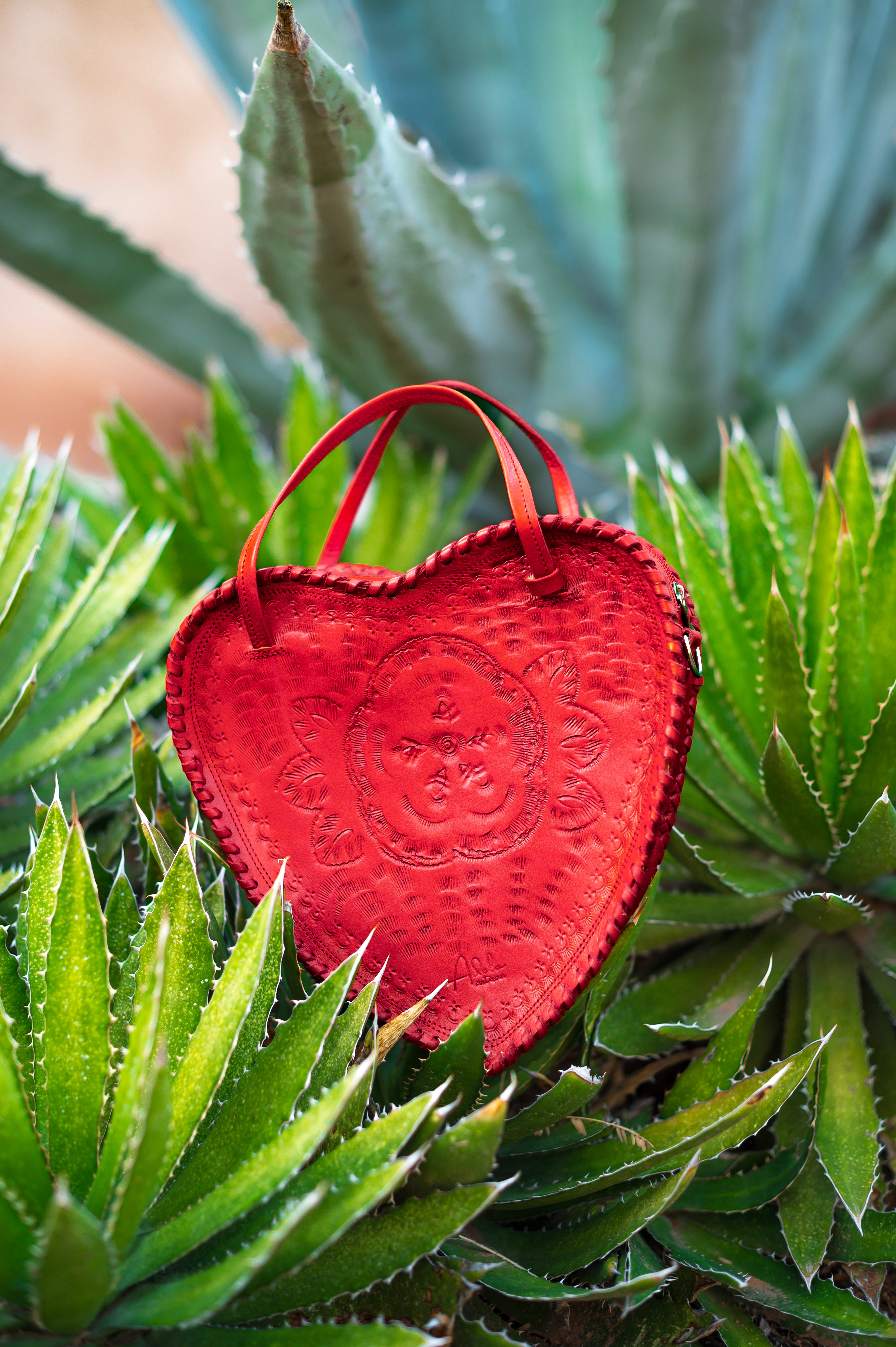 ARTISAN&ARTIST dazzlingheart ポーチ ハート Red Heart Leather Purse Grande - Large – Adela Artisan Made LLC