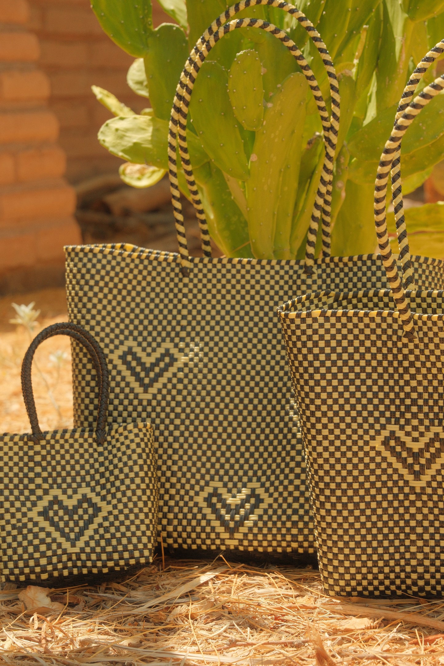 Hand-woven Heart Tote - Black