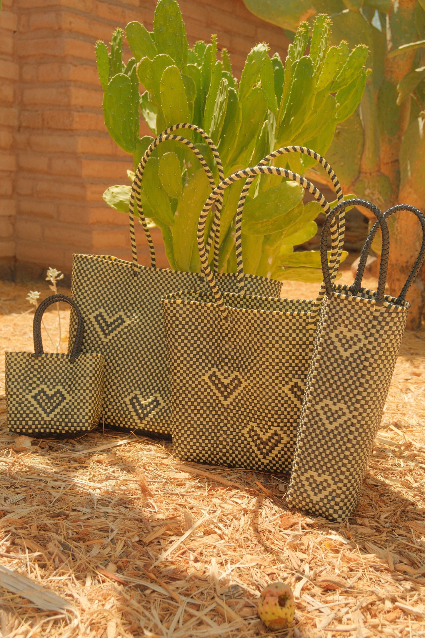 Hand-woven Heart Tote - Black