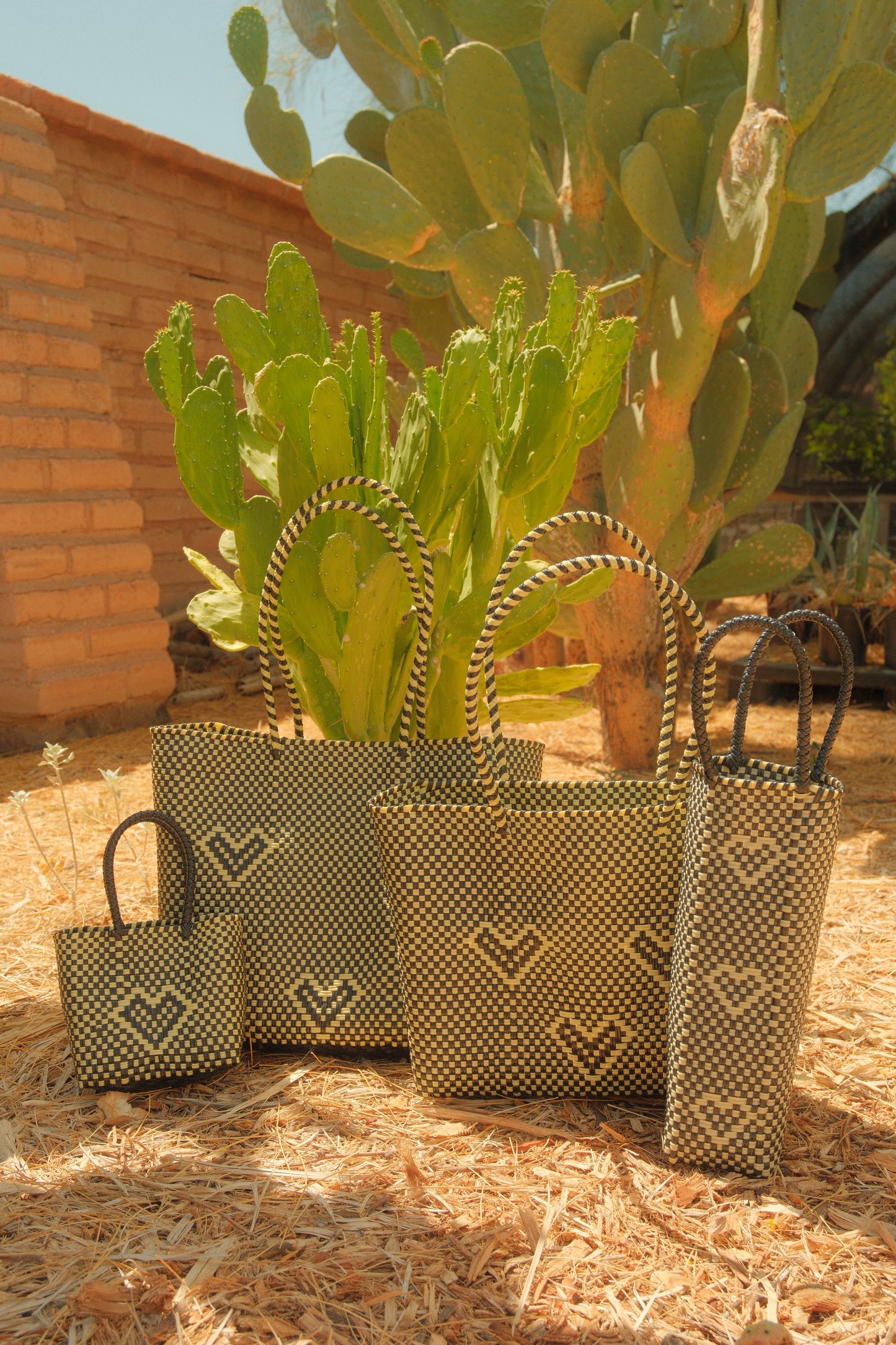 Hand-woven Heart Tote - Black